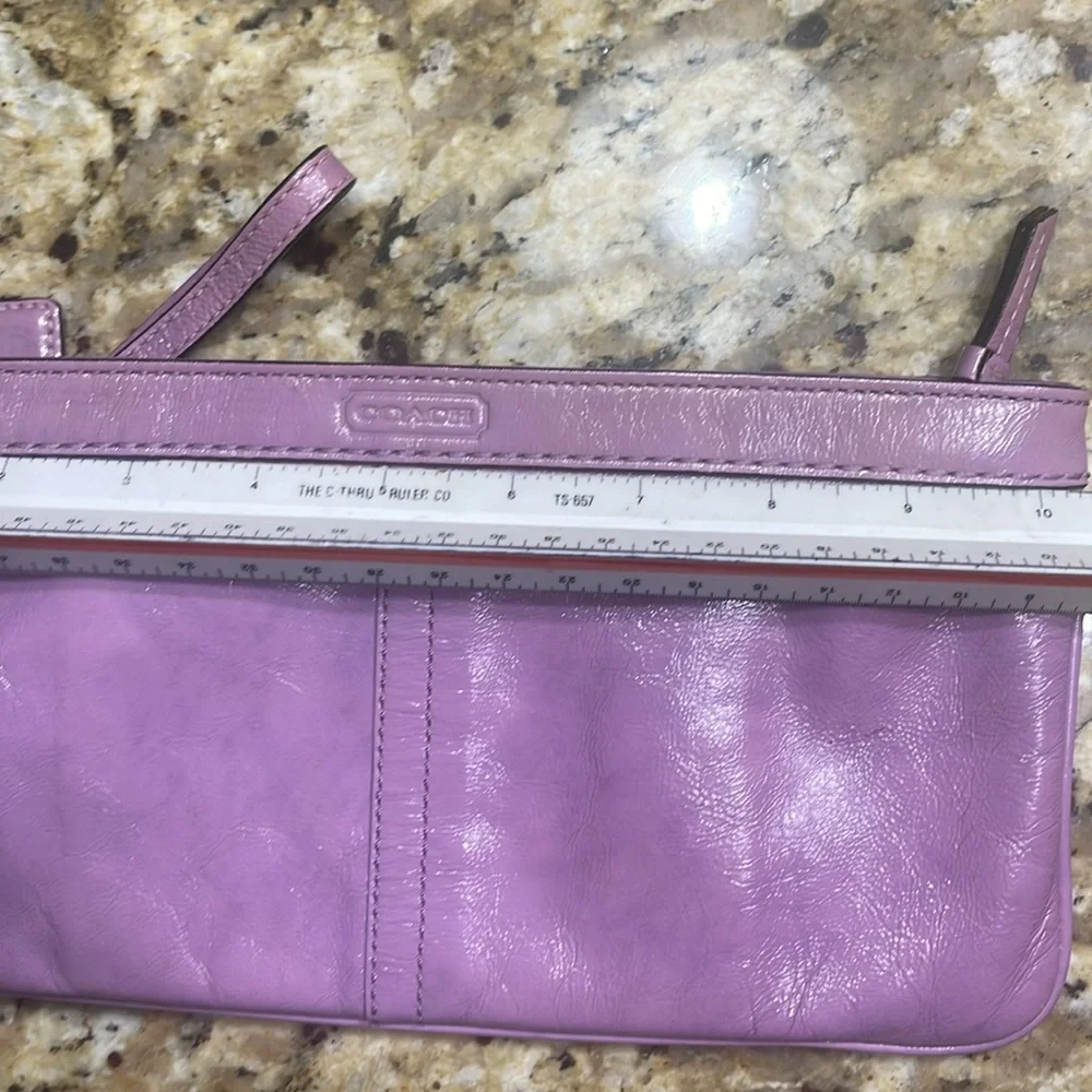 Authentic COACH patent leather clutch - Lilac - Picture 6 of 7